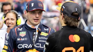 BARCELONA - Max Verstappen (Red Bull Racing) in gesprek met Oscar Piastri (McLaren) op het Circuit de Barcelona-Catalunya na afloop van de kwalificatie voor de Grand Prix van Spanje. ANP SANDER KONING