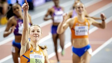 GLASGOW - Femke Bol en in de achtergrond Lieke Klaver in actie in de finale van de 400 meter, op de tweede dag van de wereldkampioenschappen indooratletiek in Schotland. ANP ROBIN VAN LONKHUIJSEN
