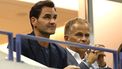 Swiss former professional tennis player Roger Federer (L) attends the women's quarterfinals match between Belarus's Aryna Sabalenka and China's Zheng Qinwen on day nine of the US Open tennis tournament at the USTA Billie Jean King National Tennis Center in New York City, on September 3, 2024. 
CHARLY TRIBALLEAU / AFP