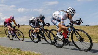 2022-06-25 16:25:24 EMMEN - Wielrensters Lonneke Unen, Charlotte Kool en Shirin van Anrooij in actie tijdens het NK Wielrennen in Drenthe. ANP BAS CZERWINSKI