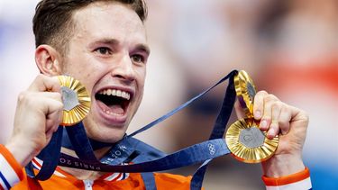 SAINT-QUENTIN-EN-YVELINES - Harrie Lavreysen met zijn 3 gouden medailles tijdens de ceremonie van het onderdeel keirin (m) bij het baanwielrennen in het Velodrome op de Olympische Spelen. ANP KOEN VAN WEEL