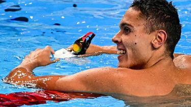 Romania's swimmer David Popovici celebrates winning the final of the men's 100m freestyle swimming event during the 2025 World Aquatics Championships in Singapore on July 31, 2025. 
MANAN VATSYAYANA / AFP
