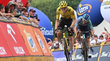 epa13154130 Dutch cyclist Bart Lemmen (L) of Visma–Lease a Bike team wins the fourth stage of the 83rd Tour de Pologne 2026 cycling race over 175,5 km, from Zagan to Karpacz, in Karpacz, Poland, 06 August 2026. Lemmen won ahead of second placed Italia's Christian Scaroni (R) of XDS Astana  EPA/Maciej Kulczynski POLAND OUT