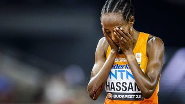 2023-08-19 21:31:32 BOEDAPEST - Sifan Hassan nadat ze is gevallen in de finale op de 10000 meter tijdens de eerste dag van de wereldkampioenschappen atletiek. ANP ROBIN VAN LONKHUIJSEN