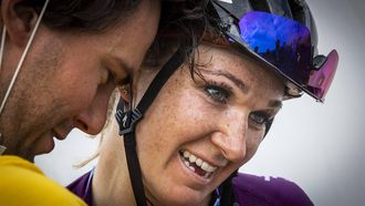 WIJSTER - Winnares Amy Pieters krijgt de felicitatie's van vriend Stefan Vreugdenhil na de finish van het NK Wielrennen voor vrouwen profs op en rond de VAM-berg. ANP VINCENT JANNINK