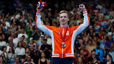 Gold medallist Netherlands' Rogier Dorsman poses  on the podium of the men's SM11 200m individual medley final event at the Paris 2024 Paralympic Games at The Paris La Defense Arena in Nanterre, west of Paris, on September 3, 2024. 
Dimitar DILKOFF / AFP