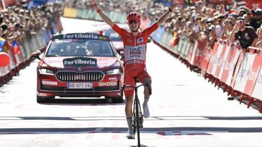 Team UAE's Slovenian rider Tadej Pogacar celebrates as he crosses the finish line to win the fourth stage of the Vuelta a Espana 2026, a 104,8 km race between Andorra-la-Vella and Andorra-la-Vella on August 25, 2026.   
Ed JONES / AFP