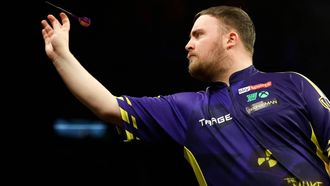ROTTERDAM - Darter Luke Littler in actie tegen Enelsman Stephen Bunting tijdens de elfde speelronde van de Premier League Darts in Ahoy Rotterdam. ANP BAS CZERWINSKI