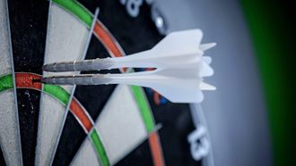 DELFT - Raymond van Barneveld tijdens een test van een nieuwe dartpijl die is ontwikkeld door onderzoekers van de TU Delft. Volgens de onderzoekers gaat het om een dartpijl die bijna 50 procent preciezer is dan een conventionele dartpijl. ANP ROBIN VAN LONKHUIJSEN