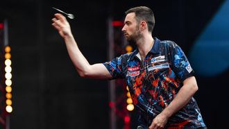 2023-09-17 19:36:02 AMSTERDAM - Michael van Gerwen neemt het in de halve finales op tegen Luke Humphries tijdens de World Series Finals in Amsterdam. ANP FREEK VAN DEN BERGH