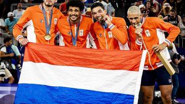 PARIJS - Jan Driessen, Dimeo van der Horst, Arvin Slagter en Worthy de Jong met de gouden medailles tijdens de medailleceremonie van de 3x3 basketbal finale tussen Nederland en Frankrijk op het Place de la Concorde tijdens de Olympische Spelen. ANP REMKO DE WAAL