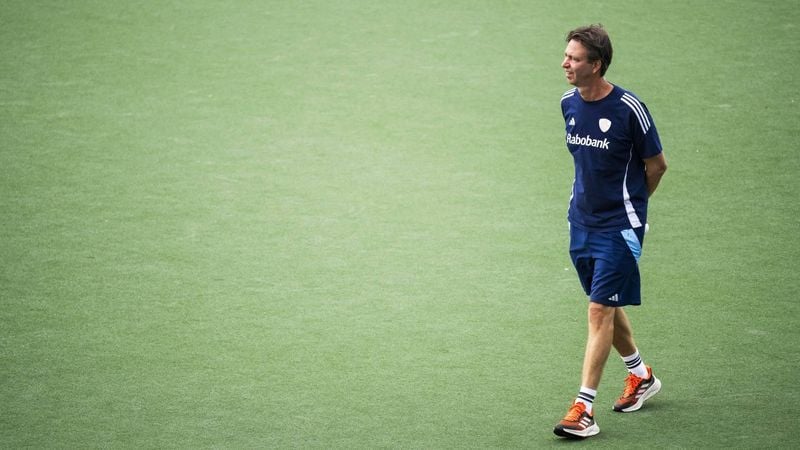 AMSTELVEEN - Bondscoach van de Nederlandse hockeysters Raoul Ehren tijdens een training in het Wagener Stadion in aanloop naar het EK Hockey 2025 in het Duitse Mönchengladbach. ANP FREEK VAN DEN BERGH
