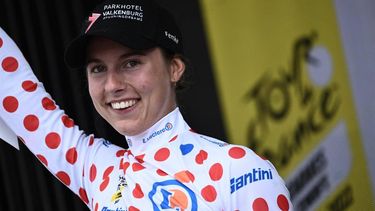 Parkhotel Valekenburg's Dutch rider Femke Gerritse celebrates her best climber's polka dot jersey on the podium at the end of the 3rd stage of the new edition of the Women's Tour de France cycling race, 133,6 km between Reims and Epernay on July 26, 2022. 
Jeff PACHOUD / AFP