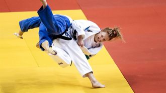 2021-04-16 12:00:49 LISSABON - Naomi van Krevel (r) in actie tegen Estrella Lopez Sheriff uit Spanje tijdens de Europese Kampioenschappen Judo. De EK in Portugal zijn het laatste meetmoment voor plaatsing voor de Spelen van Tokio. ANP REMKO DE WAAL