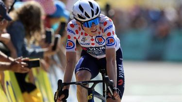 epa11483776 Danish rider Jonas Vingegaard of Team Visma Lease a Bike crosses the finish line of the 17th stage of the 2024 Tour de France cycling race over 177km from Saint-Paul-Trois-Chateaux to Superdevoluy, France, 17 July 2024.  EPA/GUILLAUME HORCAJUELO