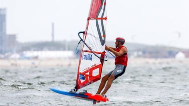 SCHEVENINGEN - Luuc van Opzeeland in actie in de halve finale iQfoiling tijdens de negende dag van de wereldkampioenschappen zeilen. ANP SEM VAN DER WAL
