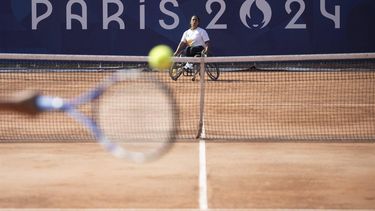 epa11565552 Swiss wheelchair tennis player Nalani Buob in action during a training session ahead of the 2024 Paris Summer Paralympics Games, in Paris, France, 26 August 2024. The Paris 2024 Paralympic Games will take place from 28 August through 08 September 2024.  EPA/ENNIO LEANZA