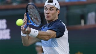 epa11967287 Jack Draper of Great Britain in action against Carlos Alcaraz of Spain during the men’s semifinals of the BNP Paribas Open tennis tournament in Indian Wells, California, USA, 15 March 2025.  EPA/JOHN G. MABANGLO