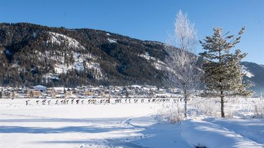 TECHENDORF - Sfeerbeeld tijdens de Alternatieve Elfstedentocht marathonschaatsen op het natuurijs van de Oostenrijkse Weissensee. ANP VINCENT RIEMERSMA