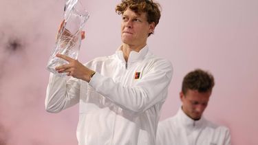 epa12859530 Jannik Sinner of Italy (L) holds up his Championship trophy after defeating Jiri Lehecka of the Czech Republic (R) in the Men’s Final match at the 2026 Miami Open tennis tournament at the Hard Rock Stadium in Miami, Florida, USA, 29 March 2026.  EPA/CRISTOBAL HERRERA-ULASHKEVICH