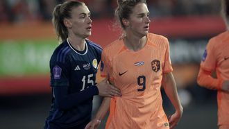 2023-10-27 22:28:25 NIJMEGEN - (l-r) Jenna Clark of Schotland, Vivianne Miedema of Nederland tijdens de UEFA Nations League vrouwen wedstrijd tussen Nederland en Schotland in in De Goffert op 27 oktober 2023 in Nijmegen, Nederland. ANP JEROEN PUTMANS