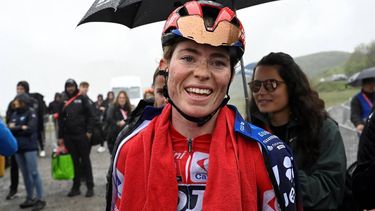 FDJ-Suez team's Dutch rider Demi Vollering celebrates finishing first the 7th stage of the 2025 La Vuelta Femenina cycling tour of Spain, a 152.6 km race from La Robla to Cotobello, on May 10, 2025. 
MIGUEL RIOPA / AFP