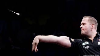 DEN BOSCH - Dirk van Duijvenbode tijdens de eerste ronde van de Dutch Darts Masters in de Maaspoort. Het darttoernooi is onderdeel van de World Series of Darts. ANP RAMON VAN FLYMEN