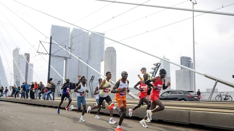 ROTTERDAM - De kopgroep komt voor de tweede keer de Erasmusbrug over tijdens de 44e editie van de marathon van Rotterdam. ANP ROBIN UTRECHT