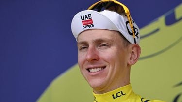 epa12249758 Yellow jersey overall leader Slovenian rider Tadej Pogacar of UAE Team Emirates waves on the podium after the 15th stage of the Tour de France cycling race over 169.3km from Muret to Carcassonne, France, 20 July 2025.  EPA/CHRISTOPHE PETIT TESSON