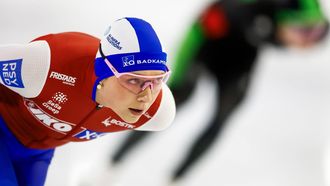 HEERENVEEN - Joy Beune. Antoinette Rijpma - de Jong (l-r) in actie op de 1.500 meter voor vrouwen tijdens de eerste dag van het NK afstanden in Thialf. De olympische winter werd afgetrapt met het driedaagse schaatstoernooi. ANP VINCENT JANNINK