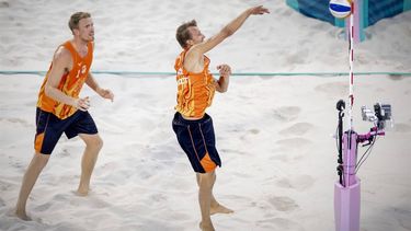 PARIJS - Nederlandse beachvolleyballers Stefan Boermans en Yorick de Groot in actie tegen Chase Budinger en Miles Evans (VS), op de Olympische Spelen. ANP IRIS VAN DEN BROEK