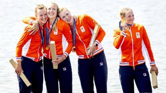 PARIJS - Marloes Oldenburg, Hermijntje Drenth, Tinka Offereins en Benthe Boonstra van de vrouwen vier tijdens de huldiging van hun gouden medaille na afloop van de finale op het olympisch roeitoernooi tijdens de zomerspelen in de Franse hoofdstad. ANP KOEN VAN WEEL