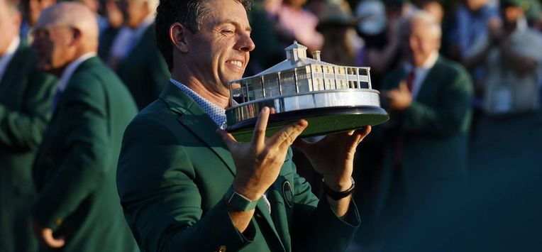 epa12886301 2026 Masters tournament champion Rory McIlroy of Northern Ireland holds up the trophy while wearing the Green Jacket after winning the final round of the 2026 Masters tournament in Augusta, Georgia, USA, 12 April 2026.  EPA/ERIK S. LESSER