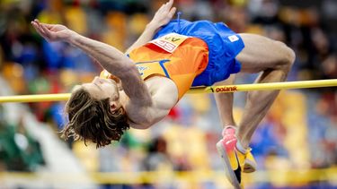 APELDOORN - Douwe Amels tijdens het onderdeel hoogspringen op de eerste dag van het EK Indoor atletiek in Omnisport Apeldoorn. ANP ROBIN VAN LONKHUIJSEN