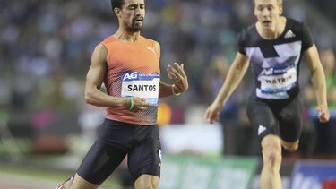 epa05532351 Luguelin Santos (L) of Dominican Republic in action on his way to win the Men's 400m competition at the Memorial Van Damme IAAF Diamond League international athletics meeting at King Baudouin stadium in Brussels, Belgium, 09 September 2016.  EPA/OLIVIER HOSLET