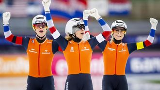 HAMAR - Antoinette Rijpma-de Jong, Joy Beune en Marijke Groenewoud  vieren de overwinning tijdens de ploegenachtervolging vrouwen op de tweede dag van het WK afstanden in het Noorse Hamar. ANP SEM VAN DER WAL