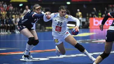 France's right back #20 Laura Flippes (R) and Norway's left back #21 Ingvild Bakkerud vie during the final match between France and Norway of the IHF World Women's Handball Championship in Herning, Denmark on December 17, 2023. 
Jonathan NACKSTRAND / AFP