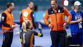 MILAAN - (l-r) Marijke Groenewoud, Bondscoach Rintje Ritsma na afloop van de halve finales ploegenachtervolging vrouwen bij het langebaanschaatsen in het Milano Speed Skating Stadium op de Olympische Winterspelen van Milaan. SEM VAN DER WAL / ANP