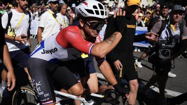 Team Jayco AlUla team's Dutch rider Dylan Groenewegen celebrates after winning the 6th stage of the 111th edition of the Tour de France cycling race, 163,5 km between Macon and Dijon, on July 4, 2024. 
Daniel Cole / POOL / AFP