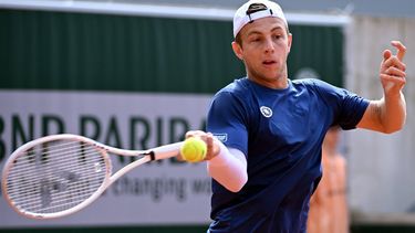 epa11379941 Tallon Griekspoor of the Netherlands in action during his Men's Singles 2nd round match against Luciano Darderi of Italy during the French Open Grand Slam tennis tournament at Roland Garros in Paris, France, 30 May 2024.  EPA/CAROLINE BLUMBERG