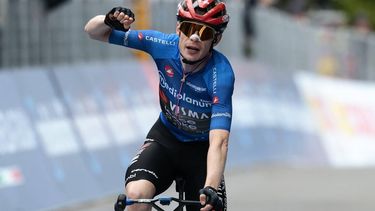 Team Visma Lease a Bike Danish rider Jonas Vingegaard, wearing the best climber's blue jersey (Maglia Azzura), crosses the finish line to win the 9th stage of the Giro d'Italia 2026 - Tour of Italy cycling race between Cervia and Corno alle Scale, near Doganaccia, central Italy on May 17, 2026. 
Luca Bettini / AFP