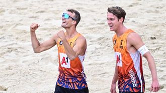 2023-08-06 13:48:48 epa10787449 Leon Luini and Yorick De Groot of the Netherlands celebrate winning the Men's Semi Final match against Sergiy Popov and Eduard Reznik of Ukraine at the CEV EuroBeachVolley 2023 European Beach Volleyball Championships in Vienna, Austria, 06 August 2023.  EPA/CHRISTIAN BRUNA