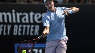 2023-01-21 15:43:47 epa10419626 Jenson Brooksby of the US in action during his men’s singles third round match against Tommy Paul of the US during the Australian Open tennis tournament in Melbourne, Australia 21 January 2023.  EPA/FAZRY ISMAIL NO ARCHIVING, EDITORIAL USE ONLY