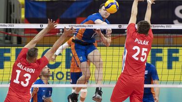 2023-09-02 17:32:45 epa10836170 Michael Parkinson (C) of Netherlands in action against Jan Galabov (L) and Josef Polak (R) of Czech Republic during the EuroVolley Men 2023 pool C match between  Netherlands and Czech Republic in Skopje, North Macedonia, 02 September 2023.  EPA/GEORGI LICOVSKI