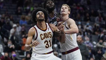 epa09678138 Sacramento Kings center Neemias Queta (C), Cleveland Cavaliers center Jarrett Allen (L) and Cleveland Cavaliers forward Lauri Markkanen (R) in action during the second half of their NBA game at the Golden 1 Center in Sacramento, California, USA, 10 January 2022.  EPA/JOHN G. MABANGLO SHUTTERSTOCK OUT