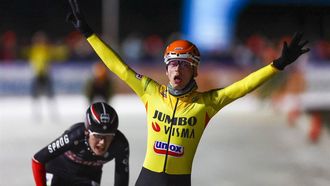 WINTERSWIJK - Schaatser Harm Visser van Jumbo-Visma wint in het herenpeloton voor Christian Visser (tweede) de eerste marathon op Nederlands natuurijs bij de Winterwijkse IJsvereniging. Het was voor het eerst dat Winterswijk de natuurijsprimeur heeft. ANP VINCENT JANNINK