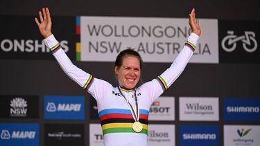 epa10191164 Ellen van Dijk of the Netherlands celebrates on the podium after winning the gold medal in the women's Elite Time Trial during the UCI Road Cycling World Championships in Wollongong, New South Wales, Australia, 18 September 2022.  EPA/DEAN LEWINS  AUSTRALIA AND NEW ZEALAND OUT