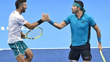 2022-11-17 12:51:04 epa10310918 Marcelo Arevalo of Argentina and Jean-Julien Rojer of the Netherlands in action against Rajeev Ram of the USA and Joe Salisbury of Britain during their doubles match at the Nitto ATP Finals 2022 tennis tournament at the Pala Alpitour arena in Turin, Italy, 17 November 2022.  EPA/ALESSANDRO DI MARCO