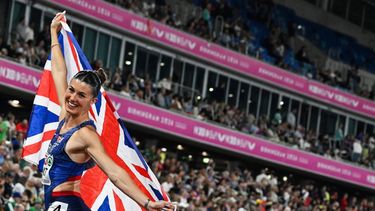 Gold medallist Britain's Amy Hunt celebrates after competing in the mixed 4 x 100m relay final during the European Athletics Championships at Alexander Stadium in Birmingham on August 16, 2026. 
Paul ELLIS / AFP