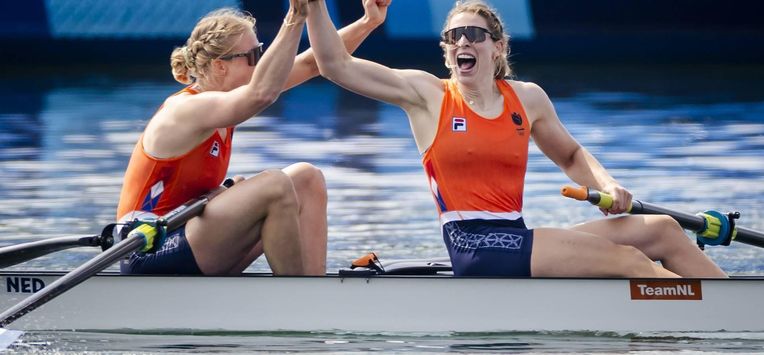 PARIJS - Ymkje Clevering en Veronique Meester winnen een gouden medaille tijdens de finale twee (v) op het olympisch roeitoernooi tijdens de zomerspelen in de Franse hoofdstad. ANP IRIS VAN DEN BROEK